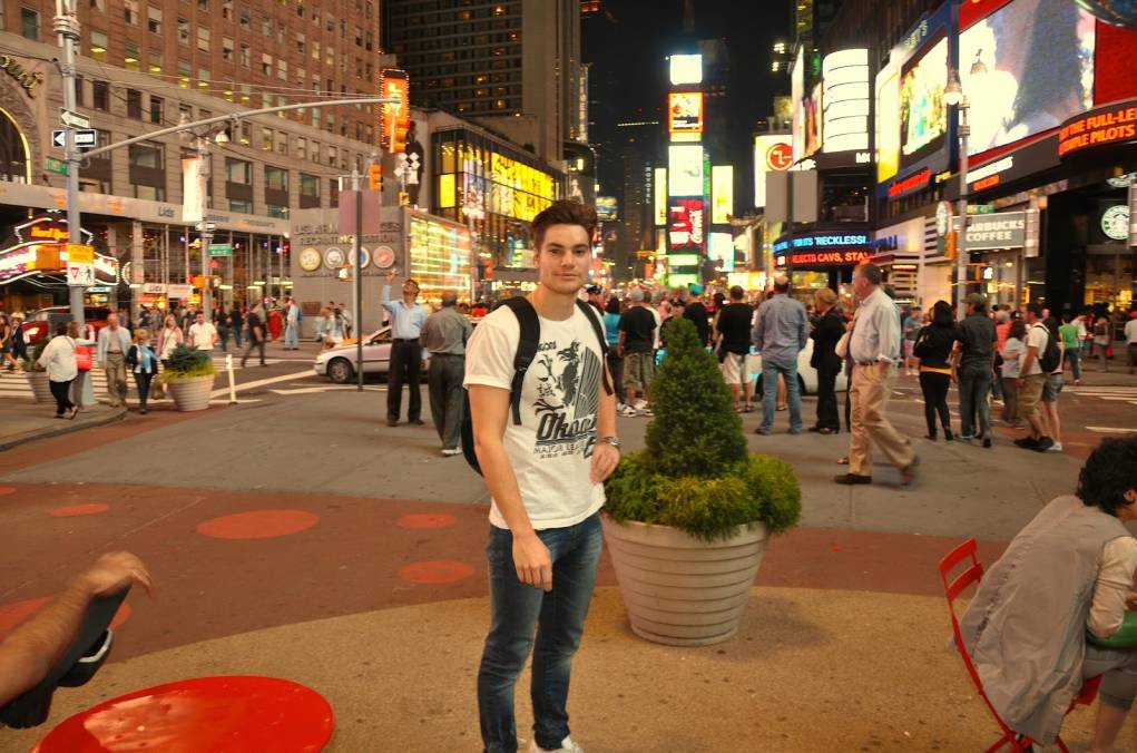 13. Times Square'de şık bir poz..