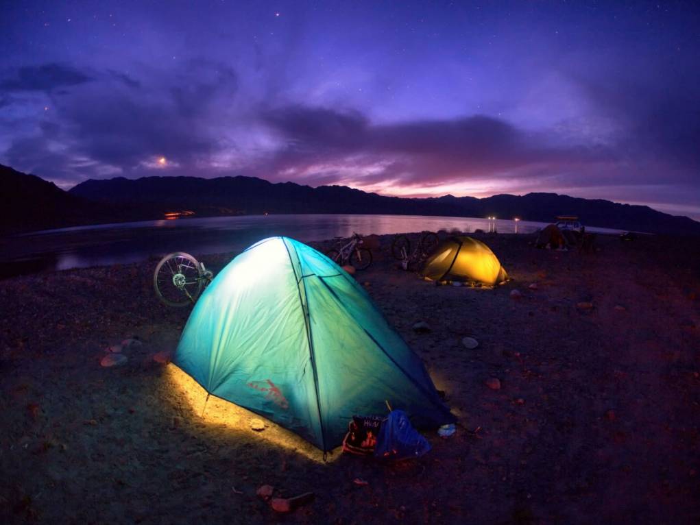 10. Çadır kampına gidin, geceyi yıldızlarla geçirin.