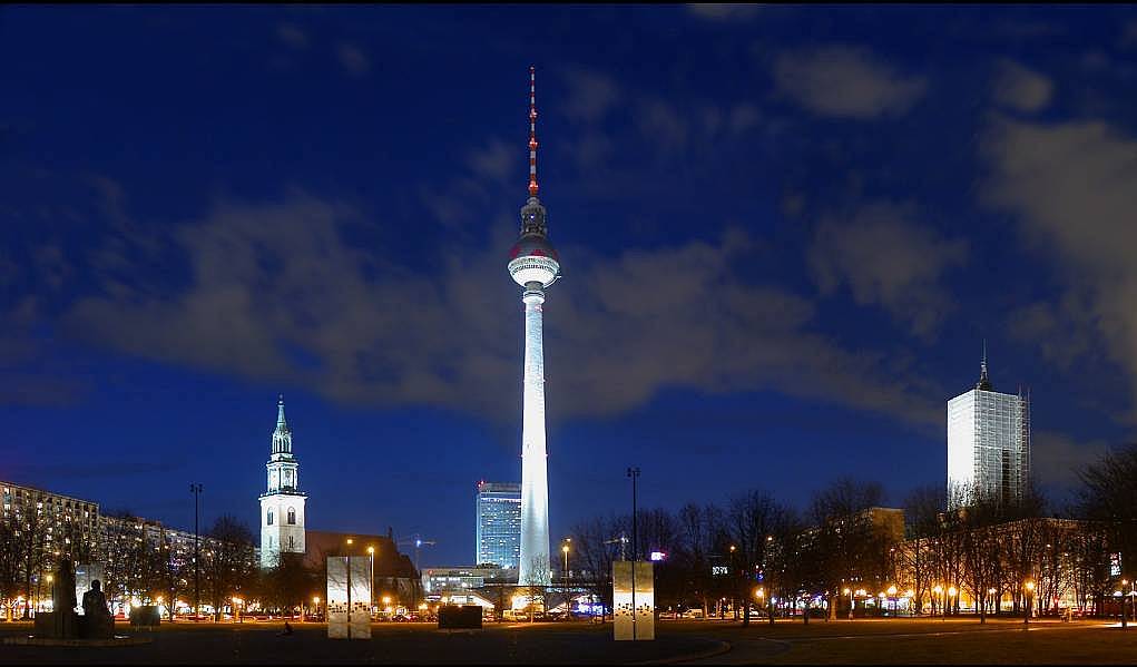 23. Berlin TV binası ‘’Berliner Fernsehturm’’