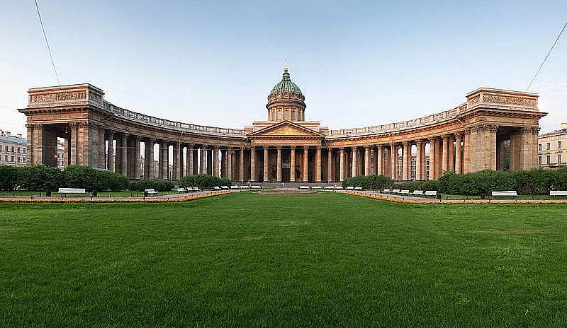 7. Kazan Katedrali'ni görün.