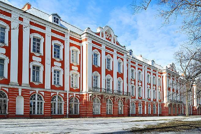 9. Rusya'nın en önemli eğitim merkezi St. Petersburg'dur.