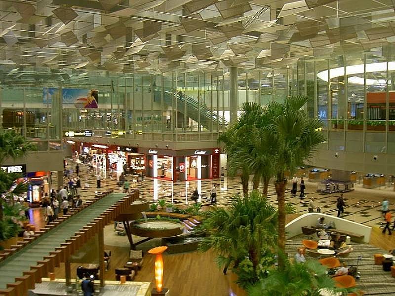 1. Daha uçaktan adımınızı attığınızda Changi Uluslararası Havalimanı'nda farklı bir dünyada hissedeceksiniz.