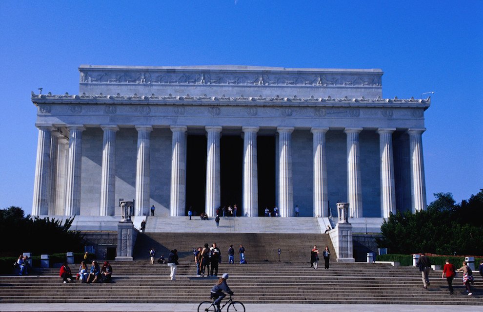 16. The Lincoln Memorial (Washington, D.C.)