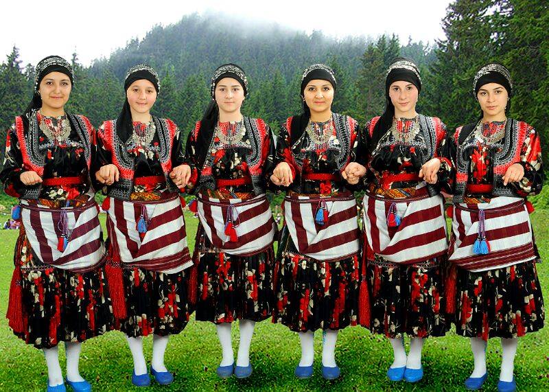6. Halay, horon veya zeybek gibi Türk danslarından en az birini öğretin.