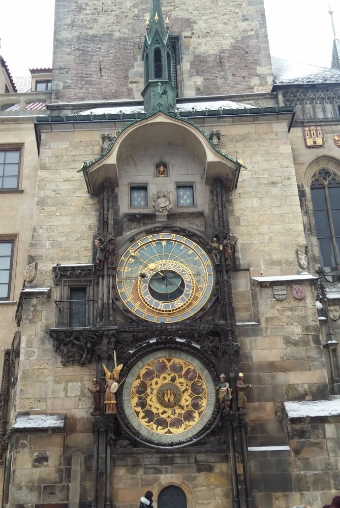 8. Kar kış demedim Prag'daki meşhur Saat Kulesi'ni görmeden dönmedim.