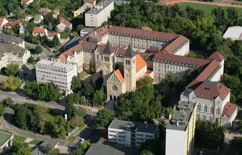 1. Peç Üniversitesi ülkenin en eski üniversitesidir.