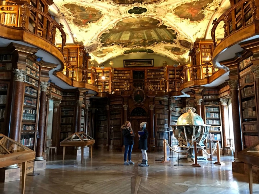 7. Saint Gall Manastır Kütüphanesi - St. Gallen, İsviçre